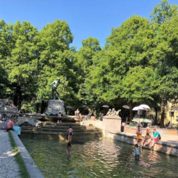 Diese Sommeroase mit einem Schuss Karibik gibt es mitten in München beim Deutschen Museum, am Vater-Rhein-Brunnen, an der Isar - (c) Gabi Dräger