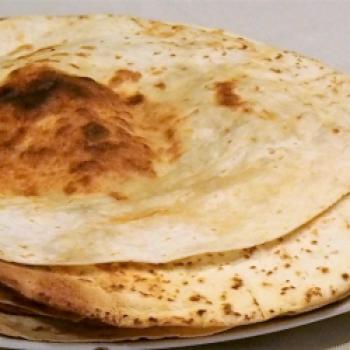 Rotis sind flache, optisch dem Pfannkuchen ähnliche Brote, die in Südafrika zu Currys oder Masala Gerichten gereicht werden - (c) Jörg Bornmann