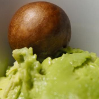 Die Avocado mit der Gabel zerdrücken, der Kern bleibt beim Fruchtfleisch und verzögert die Oxidation. - (c) Jörg Bornmann