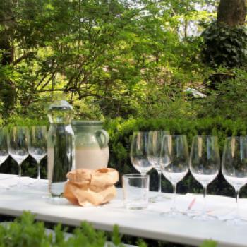 Die Gläser für das Weinseminar im Park stehen bereit- (c) Jörg Bornmann