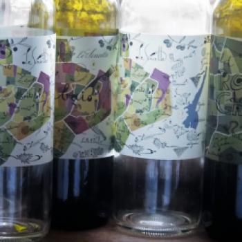 Ausgetrunkene Flaschen mit ausgefallenen Etiketten auf der Summa im Weingut Lageder- (c) Jörg Bornmann