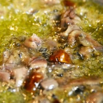 Chilis in die Pfanne geben und kurz im Öl schwenken, die Sardellen hinzufügen und braten - (c) Jörg Bornmann