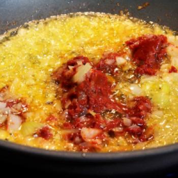 Zwiebeln anbraten und mit Tomatenmark tomatisieren - (c) Jörg Bornmann