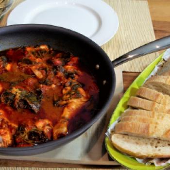 Das 'Pollo alla potentina' in der Pfanne mit Weißbrot servieren - (c) Jörg Bornmann
