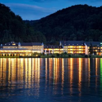 Abendansicht vom Wasser auf das Hotel Donauschlinge - (c) Hotel Donauschlinge