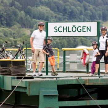 Radfahrer am Schiffsanleger des Hotels Donauschlinge - (c) Hotel Donauschlinge