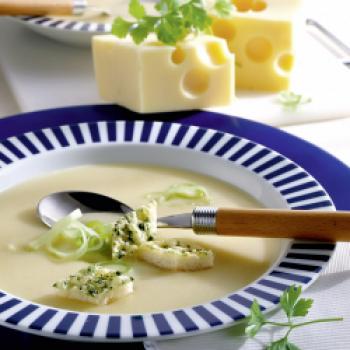 Bärlauchsuppe mit gefüllten ZucchiniblütenAllgäuer Käsesuppe - <a href="https://www.genussfreak.de/allgaeuer-kaesesuppe" target="_blank">zum Rezept</a> - (c) Wirths PR und 1000rezepte.de