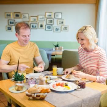 Ein reichhaltiges, ausgewogenes <a href="https://www.ratscher-landhaus.at/essen-trinken/fruehstueck/" target="_blank">Frühstück</a> empfängt die Gäste zu einem wundervollen Start in den Tag - (c) Ratscher Landhaus