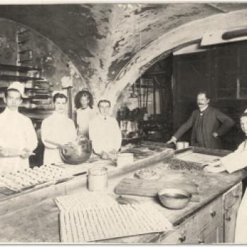 Paul Fürst (1856-1941) eröffnete im Jahr 1884 am Alten Markt, in der Brodgasse 13 in Salzburg eine Konditorei. 