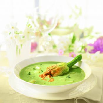 Bärlauchsuppe mit gefüllten Zucchiniblüten - (c) Lacroix