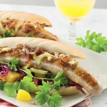 Bayerischer Hotdog - <a href="https://www.genussfreak.de/bayerischer-hotdog" target="_blank">zum Rezept</a> - (c) Jörg Bornmann