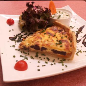 Blutwurst Sauerkraut Quiche - <a href="https://www.genussfreak.de/blutwurst-sauerkraut-quiche" target="_blank">zum Rezept</a> - (c) Holger Unger, Restaurant Ratsstube, Marktstraße, in Rüdesheim am Rhein