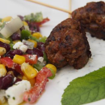 Cevapcici-Teller mit Hirtensalat und Minzjoghurt - (c) Jörg Bornmann