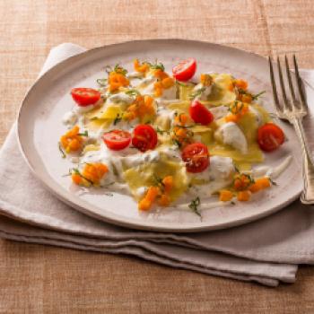 Ravioli mit Kürbisgemüse und Ziegenfrischkäse - <a href="https://www.genussfreak.de/ravioli-mit-kuerbisgemuese-und-ziegenfrischkaese" target="_blank">zum Rezept</a> - (c) Chavroux 