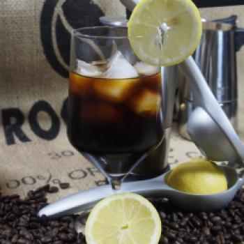 Cold Brew Coffee on the Rocks, veredelt mit Zitronensaft - (c) Jörg Bornmann