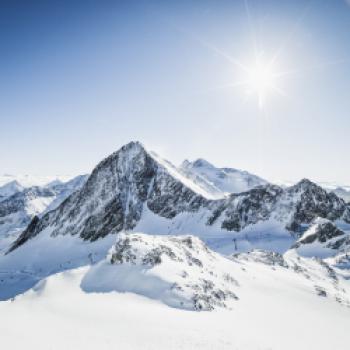 Bei schönem Wetter lockt rund um das 2 Hauben-Gourmetrestaurant Schaufelspitz eine königliche Fernsicht - (c) Stubaier Gletscher Andre Schönherr