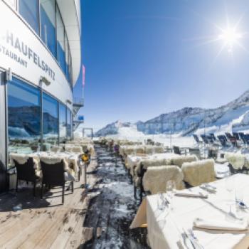Die Teressa des 2 Hauben Gourmetrestaurants Schaufelspitz am Stubaier Gletscher lädt auch zu kurzen Skipausen ein - (c) Stubaier Gletscher Andre Schönherr