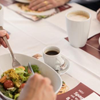 Besser essen bei 250 Kilometern in der Stunde - Die neue Bordgastronomie der DB - schon beim Einsteigen soll man ankommen - (c) Deutsche Bahn