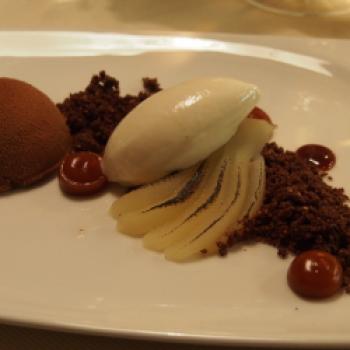 Schokoladen-Karamellschnitte, Birnensorbet, gerösteten Birnen, Hagebutten, Dine and Wine, Stubaital, David Kostner, Schaufelspitz, Gletscher © Jörg Bornmann