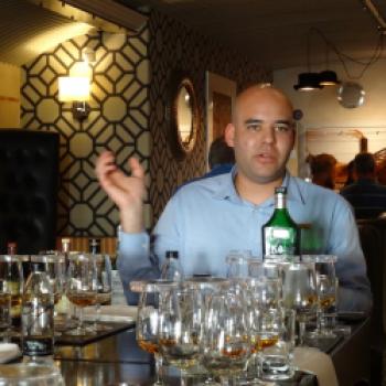 Tom kennt sich perfekt aus mit den 140 Gin Sorten - (c) Eva-Maria Mayring
