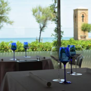 Der namengebende kleine Marien-Altar steht direkt vor Moreno Cedronis Restaurant „Madonnina del Pescatore“ am Strand von Marzocca di Senigallia - (c) Gabi Vögele