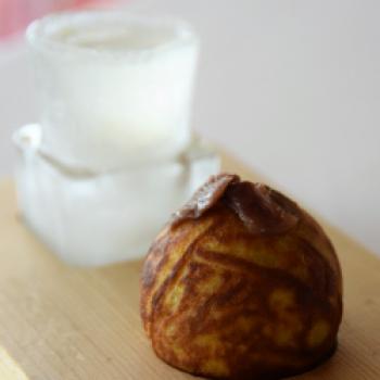 Nach dem Parmesaneis in einer Parmesanwaffel mit selbstgemachter Ingwerlimonade bekommen wir ein Teigbällchen mit wildem Fenchel und einem Tequila in einem Eisglas auf den Tisch - (c) Gabi Vögele