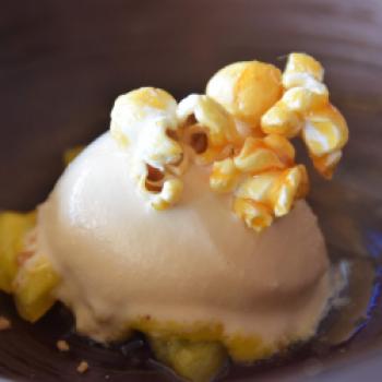 Das Karamelleis auf Ananas mit Pop Corn rundet unser Menü ab - (c) Gabi Vögele