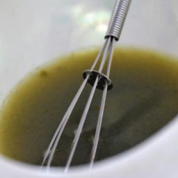 So serviert er rohe, rote Garnelen mit Soßen diverser Zitrusfrüchte oder als 'Gruß vom Meer' eine Brühe von Venusmuscheln mit Sauerklee, die sich der Gast am Tisch selbst verrühren darf- (c) Gabi Vögele