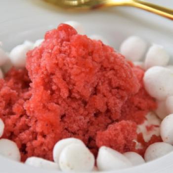 Als Dessert präsentiert er uns ein Erdbeer-Granite mit Limonen-Creme und Cardamon-Baiser-Kugeln - (c) Gabi Vögele