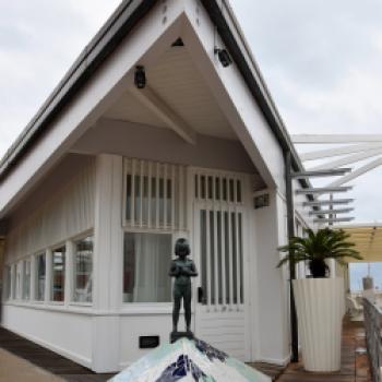 Ein Stück den weißen Sandstrand entlang wartet mit dem „Uliassi“ gleich noch ein zweites Sternerestaurant auf Genießer - (c) Gabi Vögele
