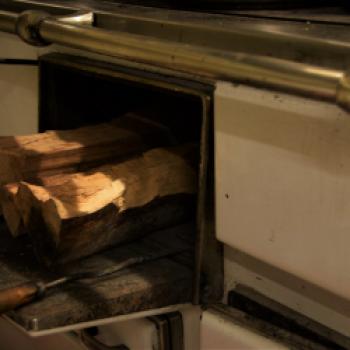 In der Hütte sorgen viel Holz und ein Kachelofen für eine heimelige Atmosphäre - (c) Gabi Vögele