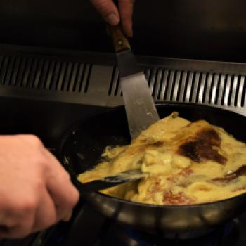 Die goldgelbe süße Köstlichkeit wird in einer schweren Eisenpfanne auf dem alten, holzbefeuerten Ofen in der winzigen Küche herausgebraten - (c) Gabi Vögele