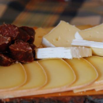 Die Käsespezialitäten kann man sich gleich im Brotzeitstüberl der Schaukäserei schmecken lassen - (c) Gabi Vögele