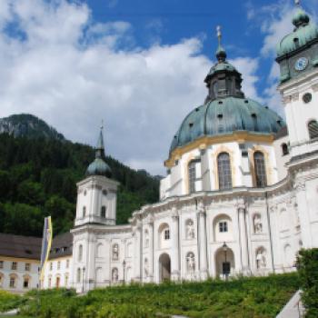 Vor der Kulisse der Ammergauer Alpen mit dem beliebten Bergwanderer-Ziel des Ettaler Manndl erhebt sich markant die 70 Meter hohe Kuppel der barocken Klosteranlage Ettal. - (c) Gabi Vögele