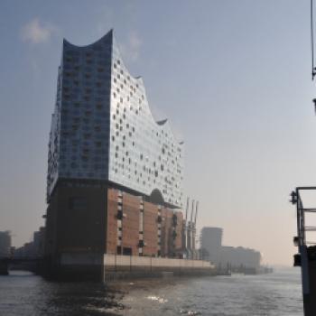 Die Elbphilharmonie in Hamburg - Hafen und Elphie wirken, als hätten sie schon immer zusammen gehört - (c) Jörg Bornmann