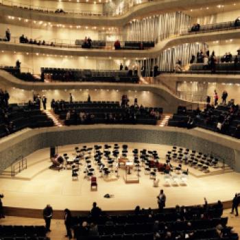 Die Elbphilharmonie in Hamburg - Hafen und Elphie wirken, als hätten sie schon immer zusammen gehört - (c) Jörg Bornmann