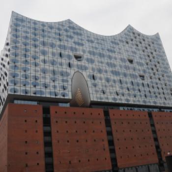 Die Elbphilharmonie in Hamburg - Hafen und Elphie wirken, als hätten sie schon immer zusammen gehört - (c) Jörg Bornmann