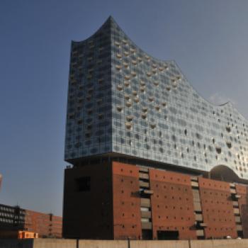 Die Elbphilharmonie in Hamburg - Hafen und Elphie wirken, als hätten sie schon immer zusammen gehört - (c) Jörg Bornmann