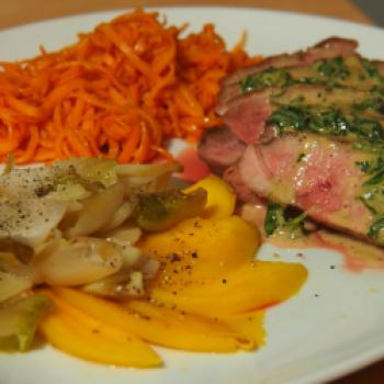 Entenbrust in Gin-Sauce am Süßkartoffelnest und Mango- Chicorée Gemüse - <a href="https://www.genussfreak.de/entenbrust-gin-sauce-am-suesskartoffelnest-und-mango-chicoree-gemuese" target="_blank">zum Rezept</a> - (c) Jörg Bornmann