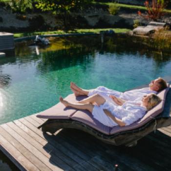 Nicht nur am idyllischen Naturpool im Grünen kann man <a href="https://www.ratscher-landhaus.at/hotel/wellness-erholung/" target="_blank">wellnessen mit allen Sinnen</a> - (c) Ratscher Landhaus