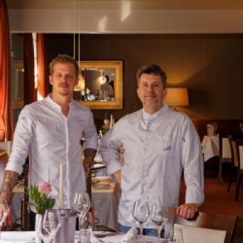 Knut Hannappel steht mit seinem Team für das gleichnamige <a href="http://www.restaurant-hannappel.de/restaurant.html" target="_blank">Restaurant Hannappel in Essen</a> . „Wir entwickeln neue Gerichte, indem wir uns von Klassikern inspirieren lassen und diese neu interpretieren. Wir berücksichtigen dabei traditionelle und neueste Küchentechniken, dabei steht das Produkt mit seiner Qualität und Geschmack immer im Mittelpunkt.“ - (c) Sascha Perrone