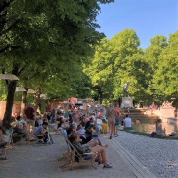 Bei Sonnenschein im Liegestuhl am weißen Sandstrand liegen, der Lounge-Musik lauschen, dabei an einem Aperol Spritz schlürfen und träumen - (c) Gabi Dräger