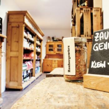 Im Floh-Markt kann man noch Hausgemachtes einkaufen, wie Marmeladen, Chutneys, Bratenjus und Mangalitza-Lardo. - (c) Markus Haralter