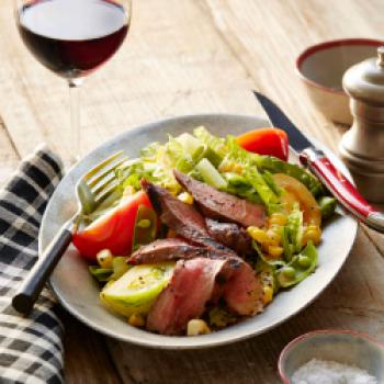 Frischer kalifornischer Salat mit mariniertem Grillsteak - California Wines