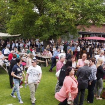 Und so macht sich bei den Besuchern der Landpartie Dagobertshausen 2017 Partystimmung breit - (c) Jörg Bornmann