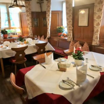 Im Hotel Kreuz wird neuer Spätburgunder Glottertaler Rieslingssekt mit hausgemachten Sorbet, das vom neuen Spätburgunder hergestellt wurde, serviert - (c) Gabi Dräger
