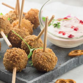 Gebackener Obatzter am Stiel mit Preiselbeer Schmand (c) Caroline Martin Rezept/Foodstyling Daniel Petri