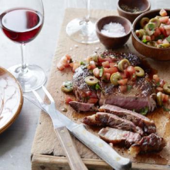 Gebratene Rib-Eye-Steaks mit Oliven-Tomaten-Relish und einer Rosmarin-Olivenöl-Sauce - <a href="https://www.genussfreak.de/gebratene-rib-eye-steaks-mit-oliven-tomaten-relish" target="_blank">zum Rezept</a> - (c) California Wines