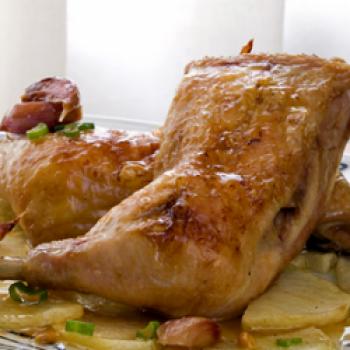 Gebratenes Huhn mit Kräutern an Wurzelgemüse - <a href="https://www.genussfreak.de/gebratenes-huhn-mit-kraeutern-wurzelgemuese" target="_blank">zum Rezept</a> - (c) California Wines