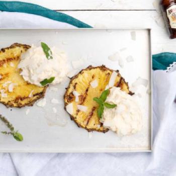 Souskluitjies (Zimtklößchen) mit gegrillter Ananas und Amarula-Creme <a href="https://www.genussfreak.de/souskluitjies-gegrillte-ananas-amarula-creme" target="_blank">zum Rezept</a> - (c) blog-amarula.de